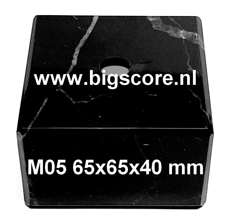 Zwart Marmer M5 met P712 Graveerplaatje
